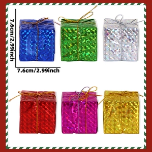 Détail de boîtes cadeaux de Noël colorées de 7,6 cm avec texture holographique