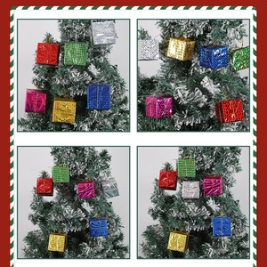 Mini boîtes cadeaux de Noël colorées accrochées à une branche de sapin enneigée