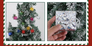 Gros plan de mini boîtes cadeaux de Noël laser colorées tenues pour l'échelle de taille