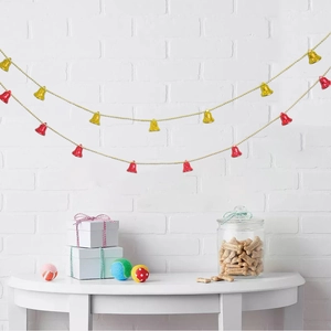 Détail d'une guirlande de Noël de 2 m avec cloches rouges et dorées pour la décoration