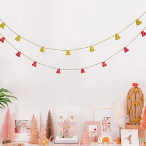 Détail de guirlandes de Noël de 2m avec cloches pailletées rouges et dorées sur chaîne d'or