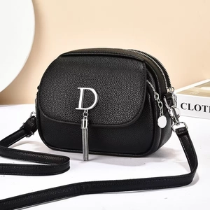 Sac bandoulière tendance en cuir noir grainé avec fermetures éclair et accents argentés