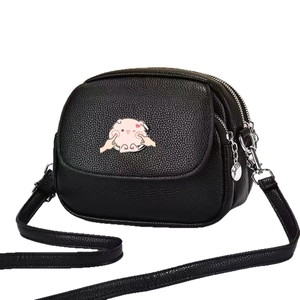 Sac bandoulière en cuir grainé noir avec motif de cochon rose mignon sur fond blanc