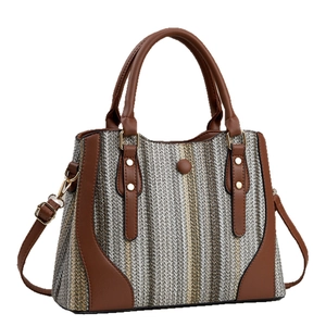 Sac fourre-tout tissé pour femme avec rayures verticales tricolores et détails en PU