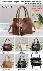 Vue détaillée du sac cabas pour femme à motif chevrons avec breloque ours et poches multiples