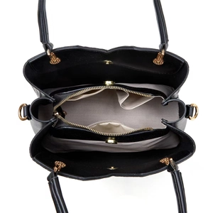 Vue intérieure du sac cabas en cuir noir avec compartiments et fermeture éclair dorée