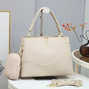 Sac à main beige minimaliste en cuir avec détails dorés en V et une petite pochette