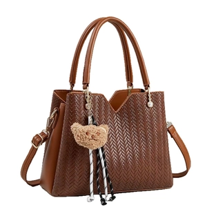 Sac fourre-tout tressé marron en cuir avec charmant pendentif d'ours en peluche