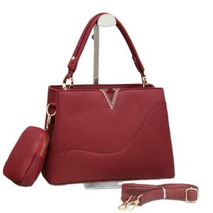 Sac à main bordeaux en cuir avec décoration en V dorée et petit porte-monnaie