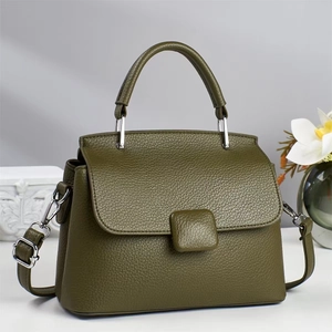 Détail du sac vert olive à motif litchi montrant la texture et les ferrures argentées
