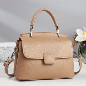Sac à main en cuir grainé chameau avec poignée supérieure et bandoulière réglable