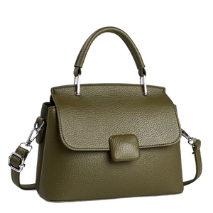 Sac à main vert olive en cuir grainé avec bandoulière réglable et boucle en argent poli