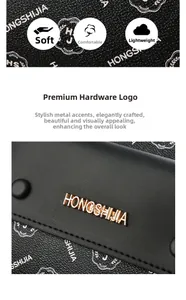 Detail von schwarzem Leder mit Lychee-Muster und goldenem Logo-Schild einer Handtasche