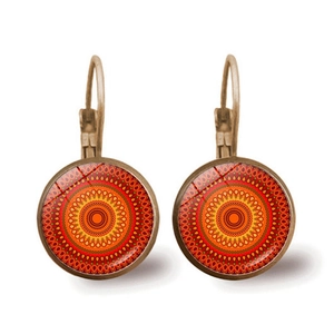Dettaglio di orecchini vintage in bronzo con cabochon in vetro mandala arancione
