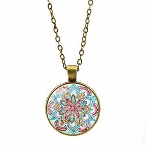 Vintage Mandala Anhänger Halskette aus Bronze mit Glaskabochon auf weißem Grund