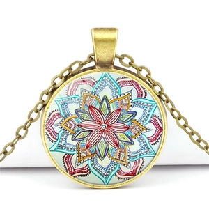 Detailansicht der Bronze-Mandala-Halskette mit buntem Glas-Edelstein-Muster im Fokus