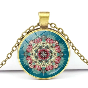 Detailaufnahme der Mandala-Glaskabochon-Halskette mit antikem Bronze-Finish