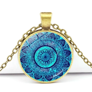 Antike Mandala-Halskette in Bronze mit blauem geometrischem Muster auf weißem Grund