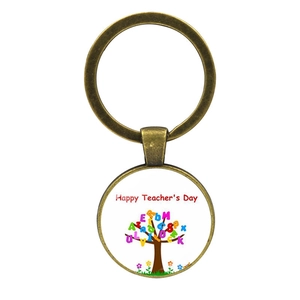 Détail du porte-clés en bronze antique avec motif d'arbre de lettres Happy Teacher's Day