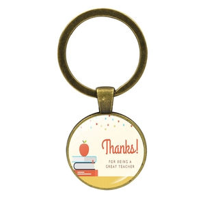 Détail d'un porte-clés vintage en bronze pour enseignant avec motif pomme