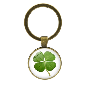 Porte-clés trèfle à quatre feuilles en bronze avec cabochon en verre et anneau