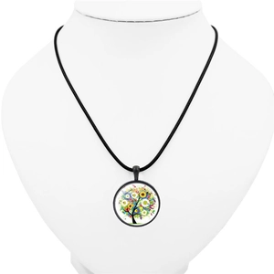 Collier Arbre de Vie en verre coloré avec cordon noir sur buste de présentation