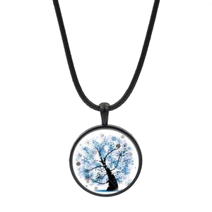 Détail d'un pendentif arbre de vie en verre avec flocon de neige sur un cordon noir