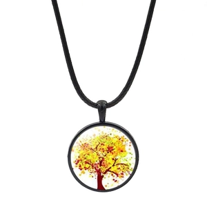 Détail du pendentif arbre de vie en verre aux couleurs d'automne et cordon noir