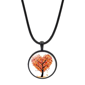 Détail du pendentif arbre de vie aux feuilles de coeur d'automne et cordon noir