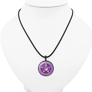 Collier avec pendentif pentagramme triple lune en verre et cordon en cuir noir sur buste