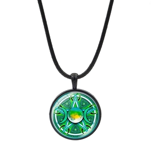 Collier avec pendentif dôme en verre pentagramme triple lune et cordon noir souple