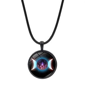 Gros plan du pendentif pentagramme lune triple avec nébuleuse violette et cordon noir