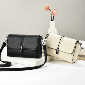 Borse a tracolla in pelle martellata nera e beige con elegante chiusura a girello in metallo