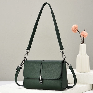 Borsa a tracolla da donna in pelle martellata verde con doppia tracolla e fibbia nera