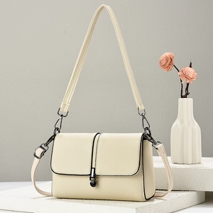 Borsa a spalla classica in pelle martellata crema con chiusura metallica nera