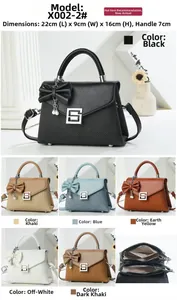 Détail de la texture tissée et du nœud perlé sur le sac à main minimaliste chic