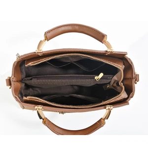 Vue de dessus d'un sac bandoulière en similicuir marron avec compartiments et poche zip