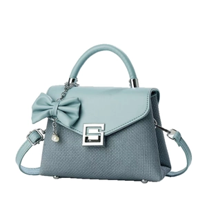 Sac à main bleu clair minimaliste avec texture tissée, grand nœud et chaîne perlée