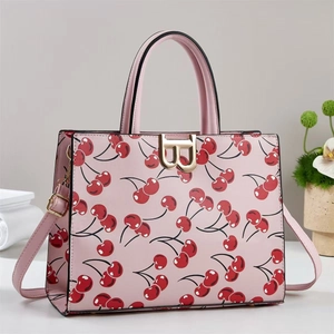 Sac fourre-tout rose avec motif cerise rouge et boucle dorée en forme de B, vue de face