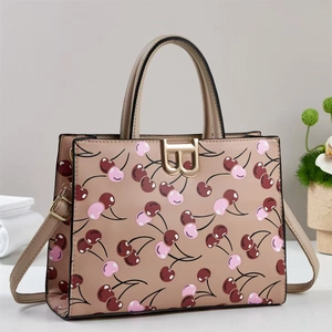 Sac fourre-tout beige élégant avec imprimés cerises et boucle B dorée en mode lifestyle