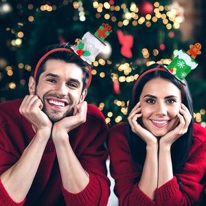 Nahaufnahme von festlichen DIY-Mini-Zylinder-Haarreifen für Weihnachtsfeiern auf Modellen