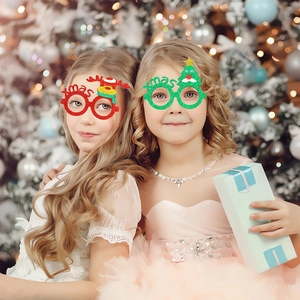 Enfants portant des lunettes de fête pailletées renne et sapin de Noël pour décoration