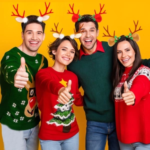 Serre-tête bois de renne de Noël et pull de fête portés par des mannequins