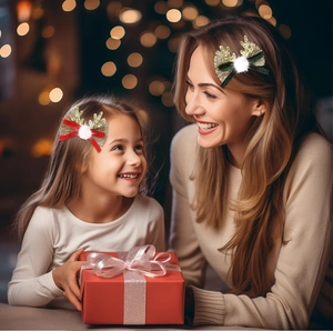 Détail de pinces à cheveux bois de renne festives avec paillettes et nœuds pour enfants