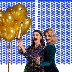 Detalle de cortina de flecos azul mariposa de 2m con globos dorados para decoración