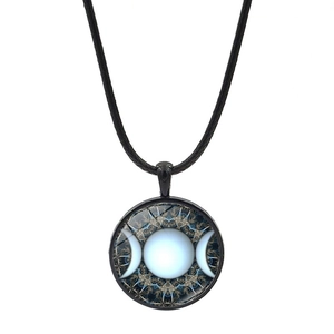 Macro d'un pendentif déesse Triple Lune avec motif mandala sur cordon en cuir noir