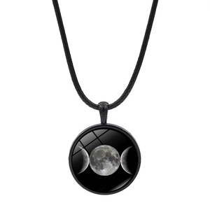 Détail macro du collier pendentif phases de lune en verre avec cordon en corde tressée