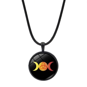 Détail du pendentif déesse triple lune avec symbole triquetra rouge et cordon noir
