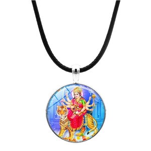 Detail der Ganesha-Halskette mit Lederkordel und Durga-Göttin-Motiv unter Glas