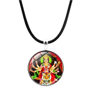 Detail des Ganesha-Anhängers mit buntem Glaskuppel-Design und schwarzer Lederkordel